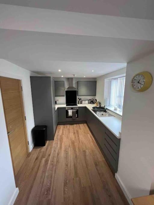 Newly Built 2 Bed Flat In The Heart Of Leek Apartment Exterior photo
